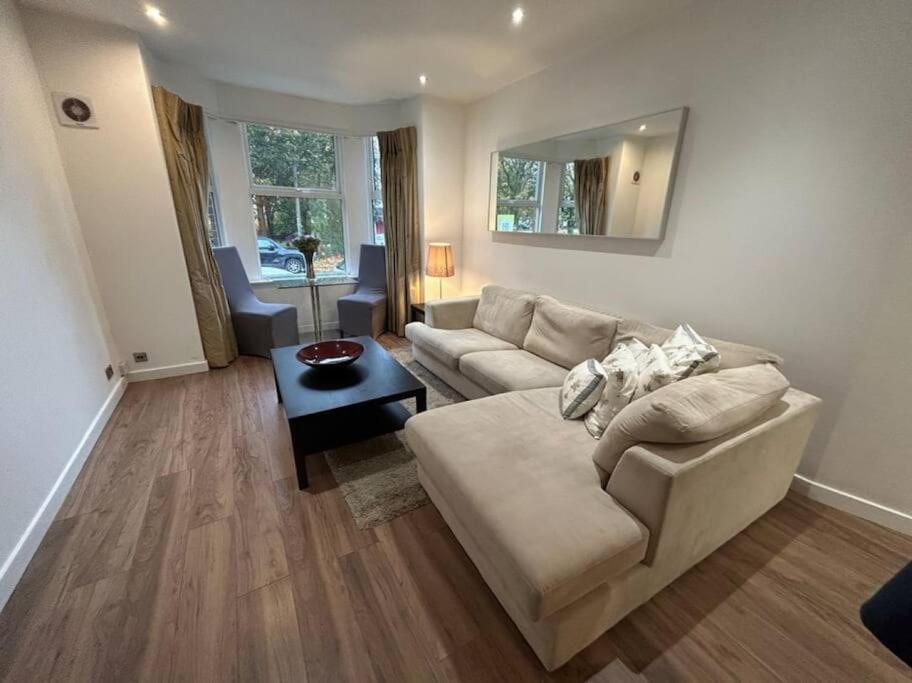 Spacious Central 2Bed Apartment Ουίλμσλοου Εξωτερικό φωτογραφία