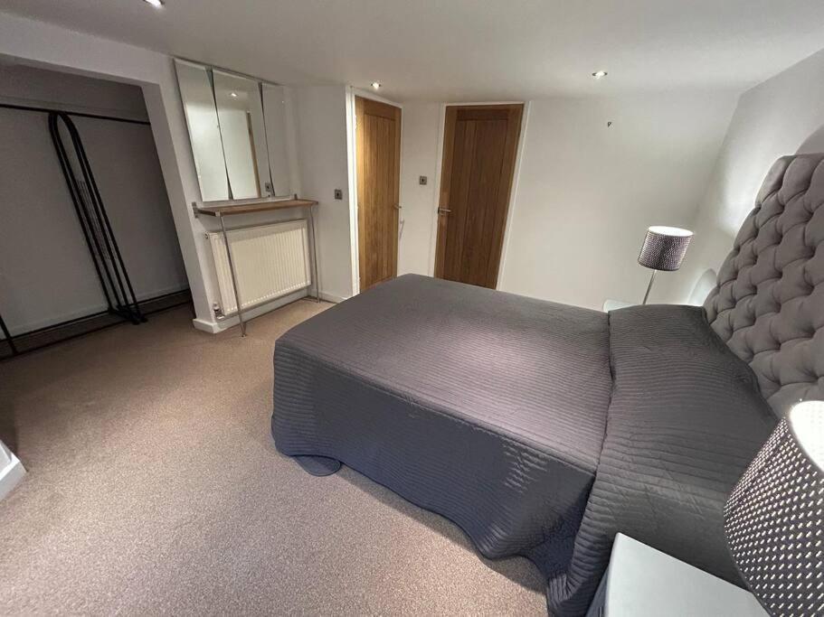 Spacious Central 2Bed Apartment Ουίλμσλοου Εξωτερικό φωτογραφία