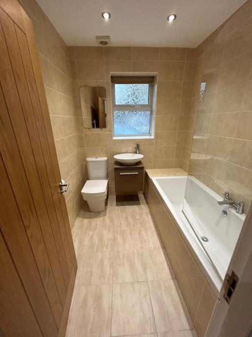 Spacious Central 2Bed Apartment Ουίλμσλοου Εξωτερικό φωτογραφία