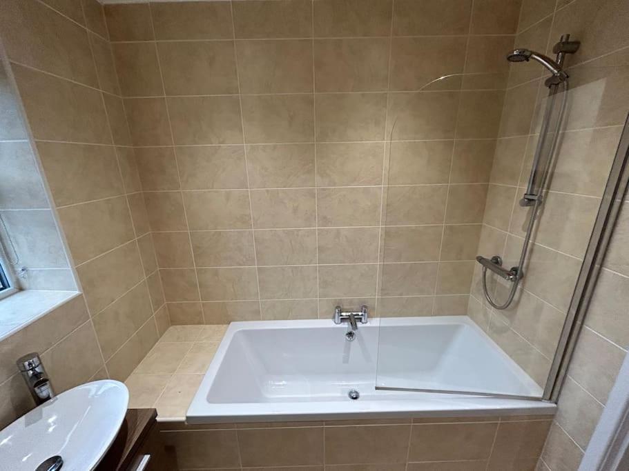 Spacious Central 2Bed Apartment Ουίλμσλοου Εξωτερικό φωτογραφία