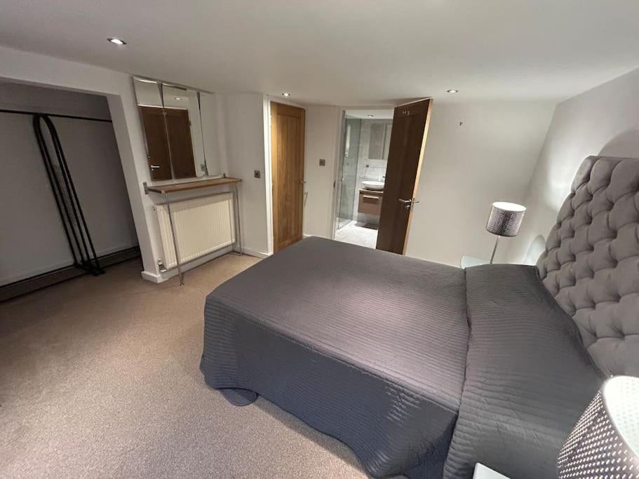 Spacious Central 2Bed Apartment Ουίλμσλοου Εξωτερικό φωτογραφία