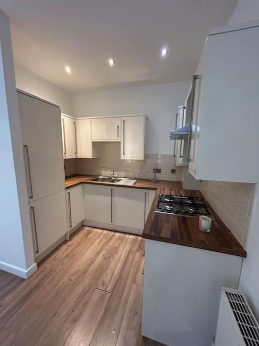 Spacious Central 2Bed Apartment Ουίλμσλοου Εξωτερικό φωτογραφία