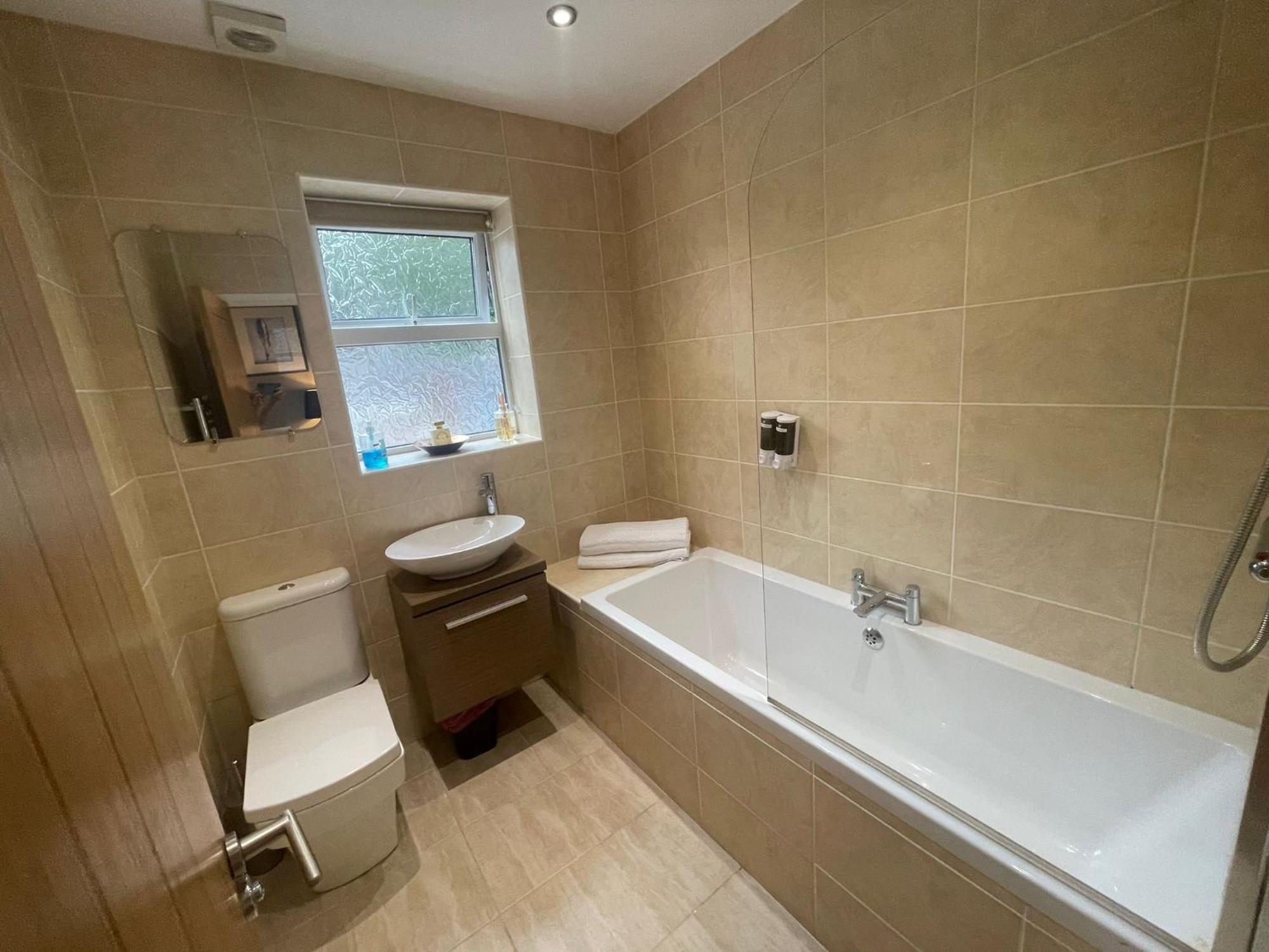 Spacious Central 2Bed Apartment Ουίλμσλοου Εξωτερικό φωτογραφία
